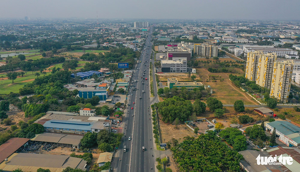 Quốc lộ 13 qua địa bàn TP Thuận An, tỉnh Bình Dương sẽ được mở rộng từ 6 làn xe lên 8 làn xe để kết nối thuận lợi với TP.HCM - Ảnh: QUANG ĐỊNH